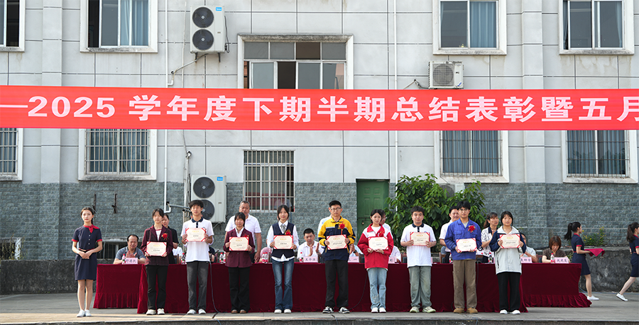 为优秀团干部、优秀团员、优秀青年志愿者、优秀书画员获奖代表颁奖